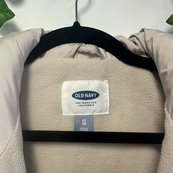 NWT Old Navy Women’s Puffer Vest - Picture 4 of 4